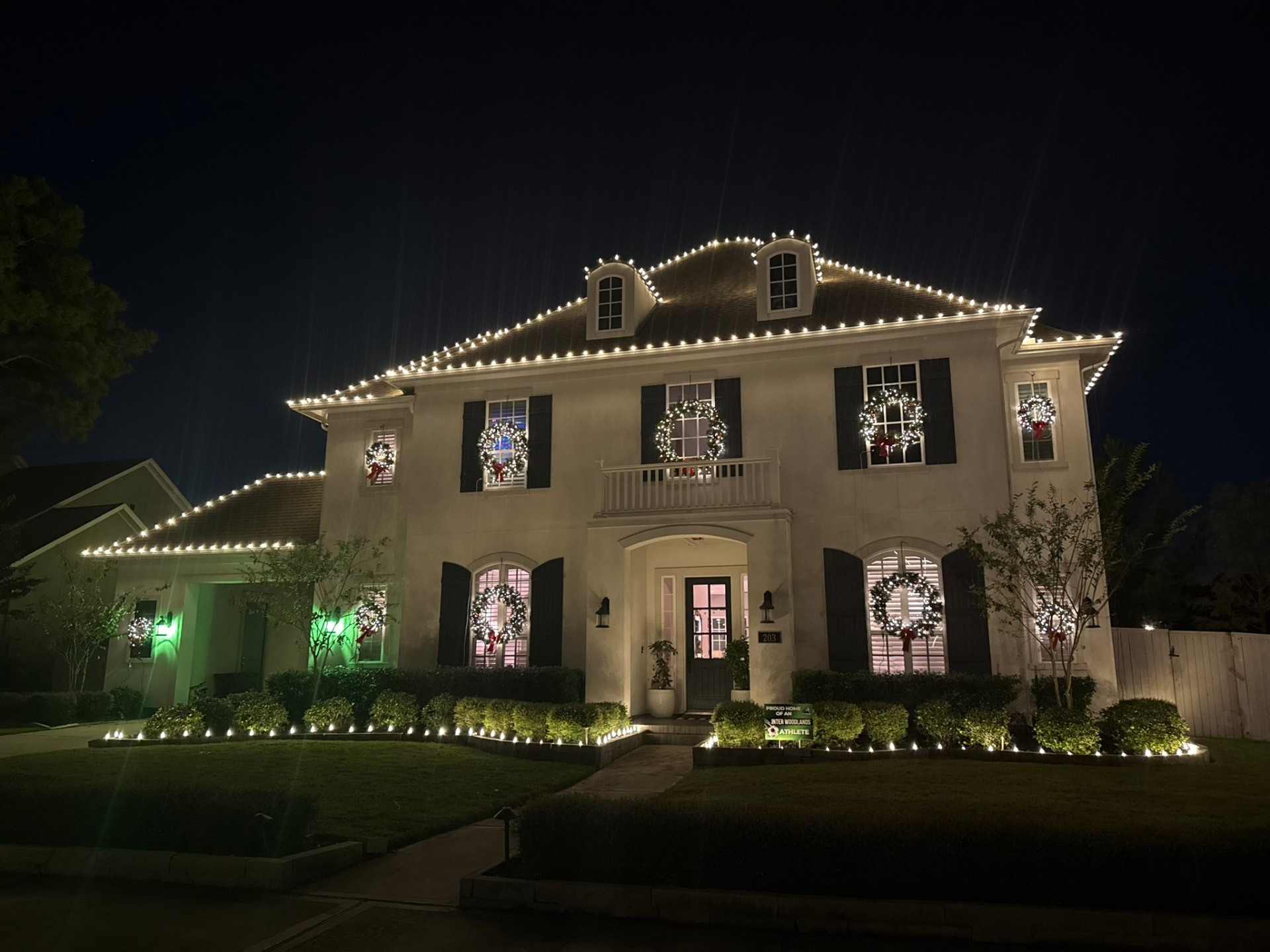 Christmas light installation: Holiday home lighting